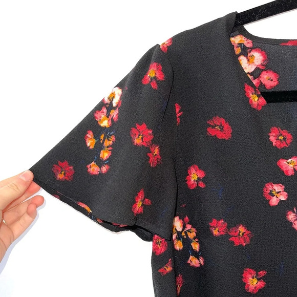 a new day Black & Red Floral Print V-neck Round Hem Blouse Medium Women’s - Picture 3 of 9